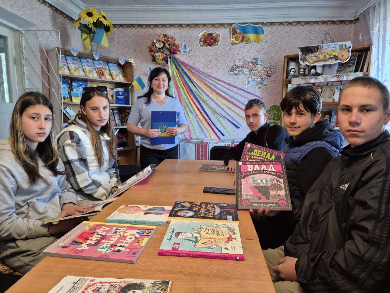 Всесвітній день книги і авторського права — чудова нагода не лише прочитати щось нове, а й поговорити з учнями про те, що за кожним текстом стоїть жива людина з її правами, ідеями та творчою працею.