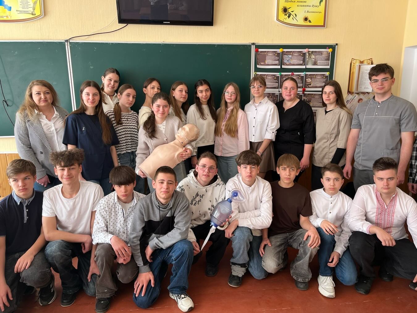 Майбутні медики поділилися зі школярами базовими, але життєво необхідними навичками