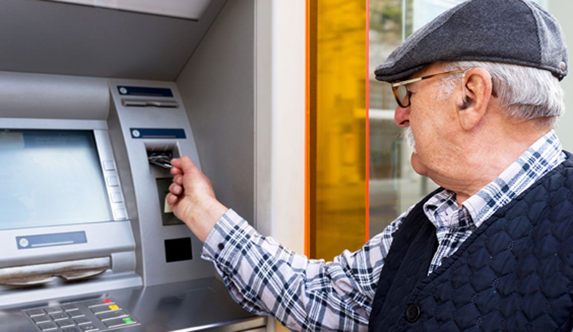 Пенсії в Україні виплачуються щомісяця не пізніше 25 числа, переважно через банки або «Укрпошту». У квітні 2026 року суми проіндексованих пенсій не збільшувалися.